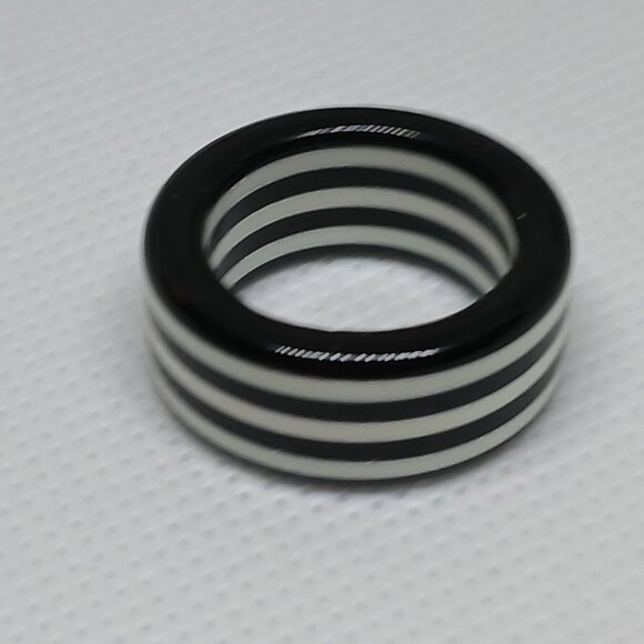 NWOT Size 5 1/5 Thick Black & White Striped Unisex Ring Acrylic Jewelry #15 - Picture 4 of 8